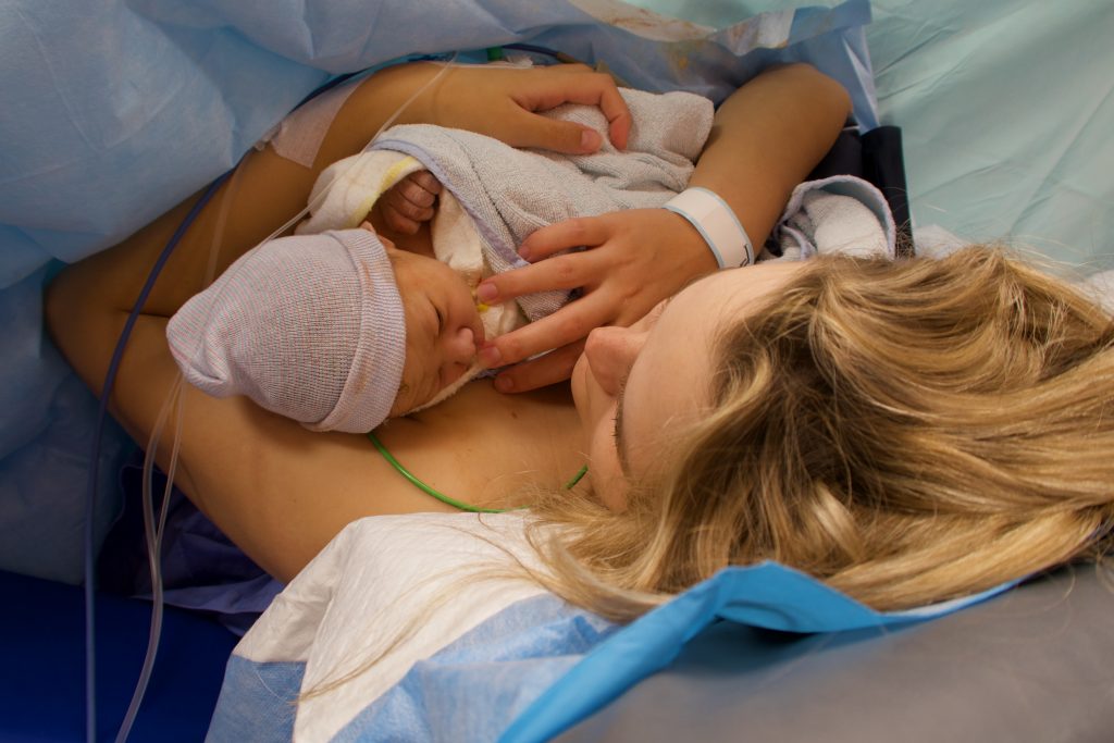 Keizersnee; easy way out? Keizersnee, baby weer op borst na controle arts.